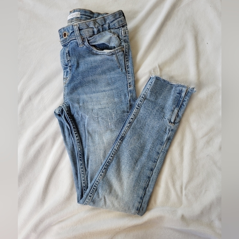 Zara light wash raw hem zipper ankle distressed skinny jeans 2 - Picture 2 of 14